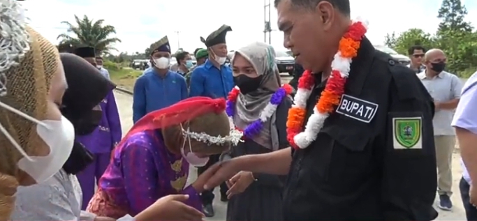 Wan siswandi (Bupati Natuna) Bersama Ketua Penggerak PKK Natuna saat menghadiri Peresmian Perumahan Nelayan Seminti
