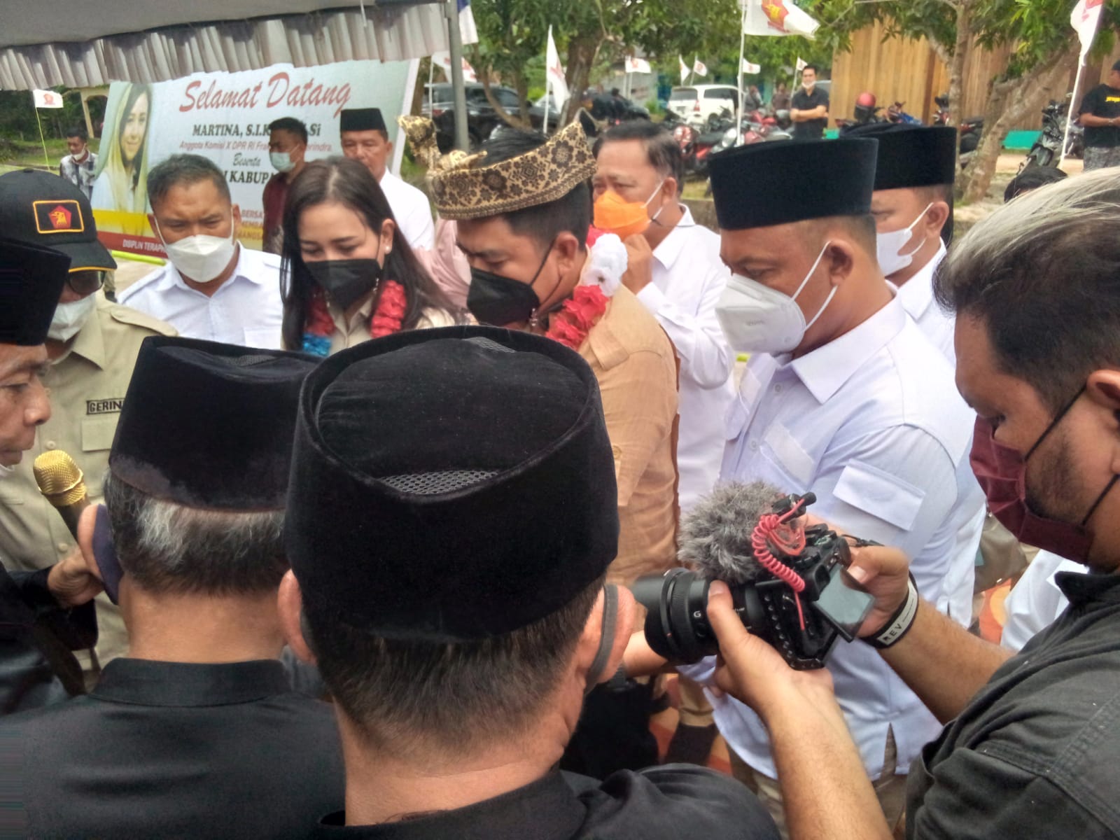 Ir Meireza Endipat Wijaya didampingi Ketua DPD Gerinda Kepri Iman Sutiawan saat melangsukan tempung tawar di Kediaman Ketua DPC Gerindra Natuna