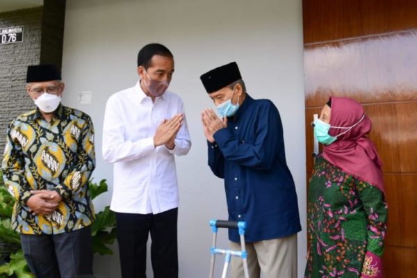 President Jokowi visits Ahmad Syafii Maarif, former Chairperson of Muhammadiyah, at his residence in Sleman regency, Saturday (03/26). (Photo by: BPMI of Presidential Secretariat/Muchlis Jr)
