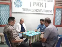 Dihadapan Warga Kecamatan Bukit Intan, Wali Kota Molen Peragakan Strategi Jitu Permainan Gaple
