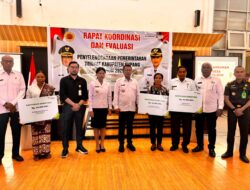 Bupati Kupang Serahkan Santunan Kematian BPJS Ketenagakerjaan Ke Ahli Waris Perangkat Desa