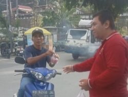 Bagi Takjil dalam Memperingati Hari Jadi Komunitas Wartawan Sawahlunto